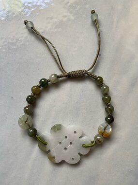 Beautiful Infinity Knot Jadeite Bead Bracelet